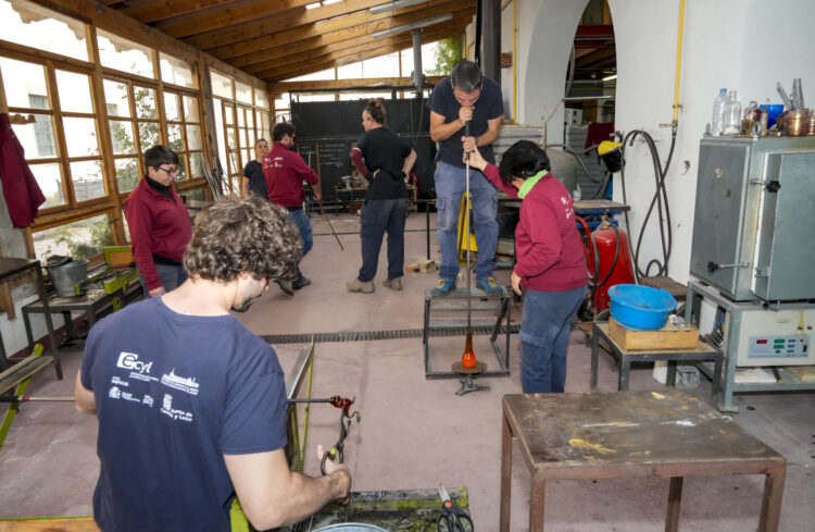 Alumnos del taller trabajando con el vidrio.