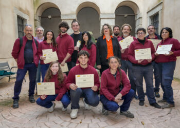 Concha Juárez, en el centro, junto a los alumnos de la promoción 2024 de los talleres mixtos, el día de la clausura.