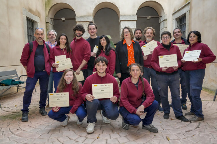 El apoyo de la Junta clave para el relevo de maestros vidrieros 1 Concha Juárez, en el centro, junto a los alumnos de la promoción 2024 de los talleres mixtos, el día de la clausura.