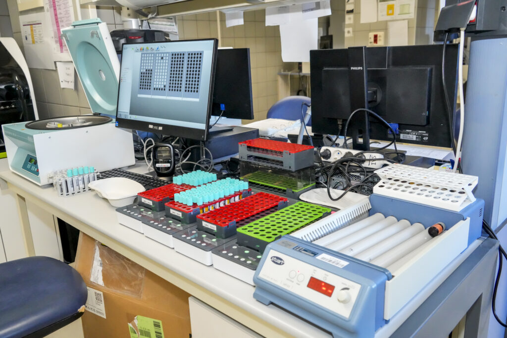 Algunos de los equipos informáticos de los laboratorios del Complejo Asistencial.