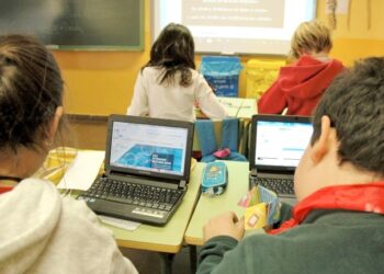 Imágenes de distintas actividades desarrolladas en las clases del colegio Fray Juan de la Cruz para formar a los niños en el buen uso de las TIC.