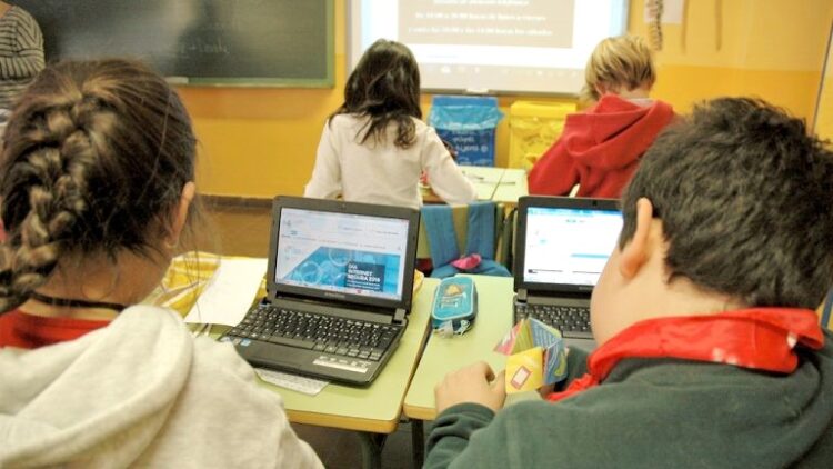 Imágenes de distintas actividades desarrolladas en las clases del colegio Fray Juan de la Cruz para formar a los niños en el buen uso de las TIC.