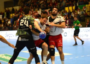 Sasha Tioumentsev intenta penetra en una defensa cántabra bien cerrada en seis metros./ AMADOR MARUGÁN