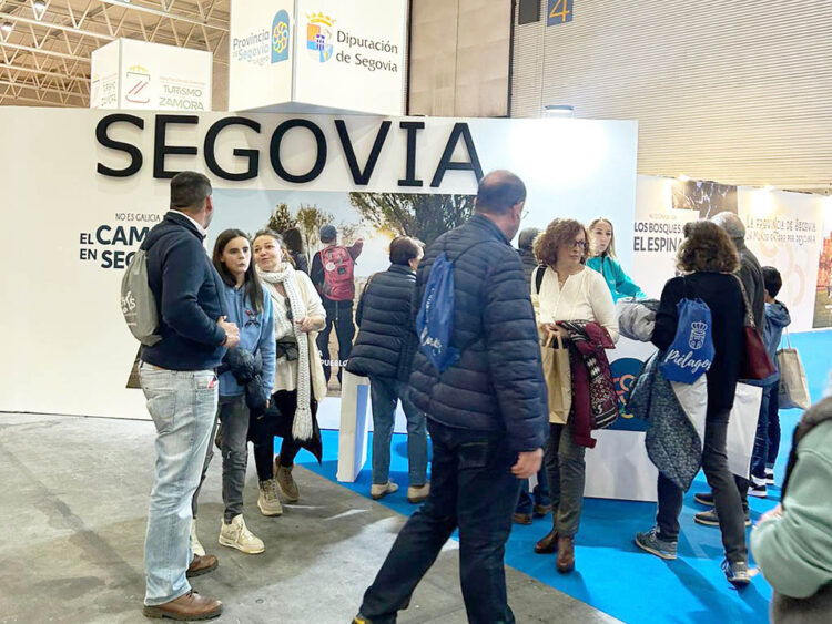 Visitantes al espacio dedicado a la provincia en AR-PA. / EL ADELANTADO