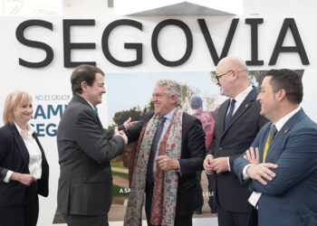 El presidente de la Junta, Alfonso Fernández Mañueco, saluda a los representantes segovianos José María Bravo, Juan Carlos Monroy y Javier Figueredo. / ICAL