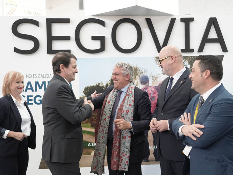 El presidente de la Junta, Alfonso Fernández Mañueco, saluda a los representantes segovianos José María Bravo, Juan Carlos Monroy y Javier Figueredo. / ICAL