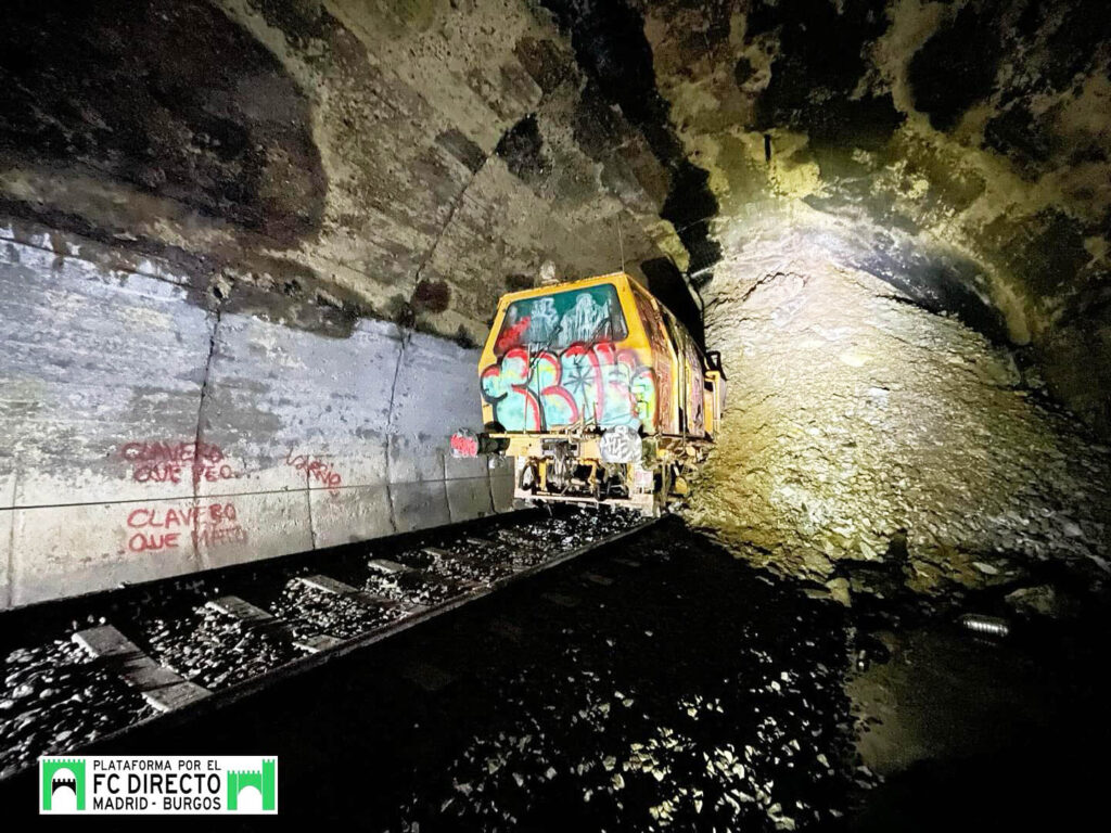 Estado del túnel de somosierra, con la bateadora atrapada desde marzo de 2011. / PLATAFORMA POR EL TREN DIRECTO