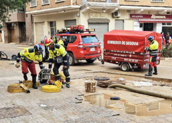 Un nuevo equipo de bomberos de Segovia colabora en la limpieza de sótanos y garajes en Aldaia. / EL ADELANTADO