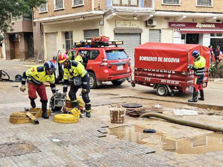 Un nuevo equipo de bomberos de Segovia trabaja en labores de ayuda en Aldaia 1 Un nuevo equipo de bomberos de Segovia colabora en la limpieza de sótanos y garajes en Aldaia. / EL ADELANTADO