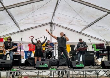 Actuación del grupo ‘Harlytros’ / LOURDES MATARRANZ