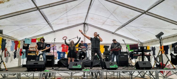 Cientos de personas participan en Cantimpalos en el concierto solidario con el pueblo valenciano 1 Actuación del grupo ‘Harlytros’ / LOURDES MATARRANZ