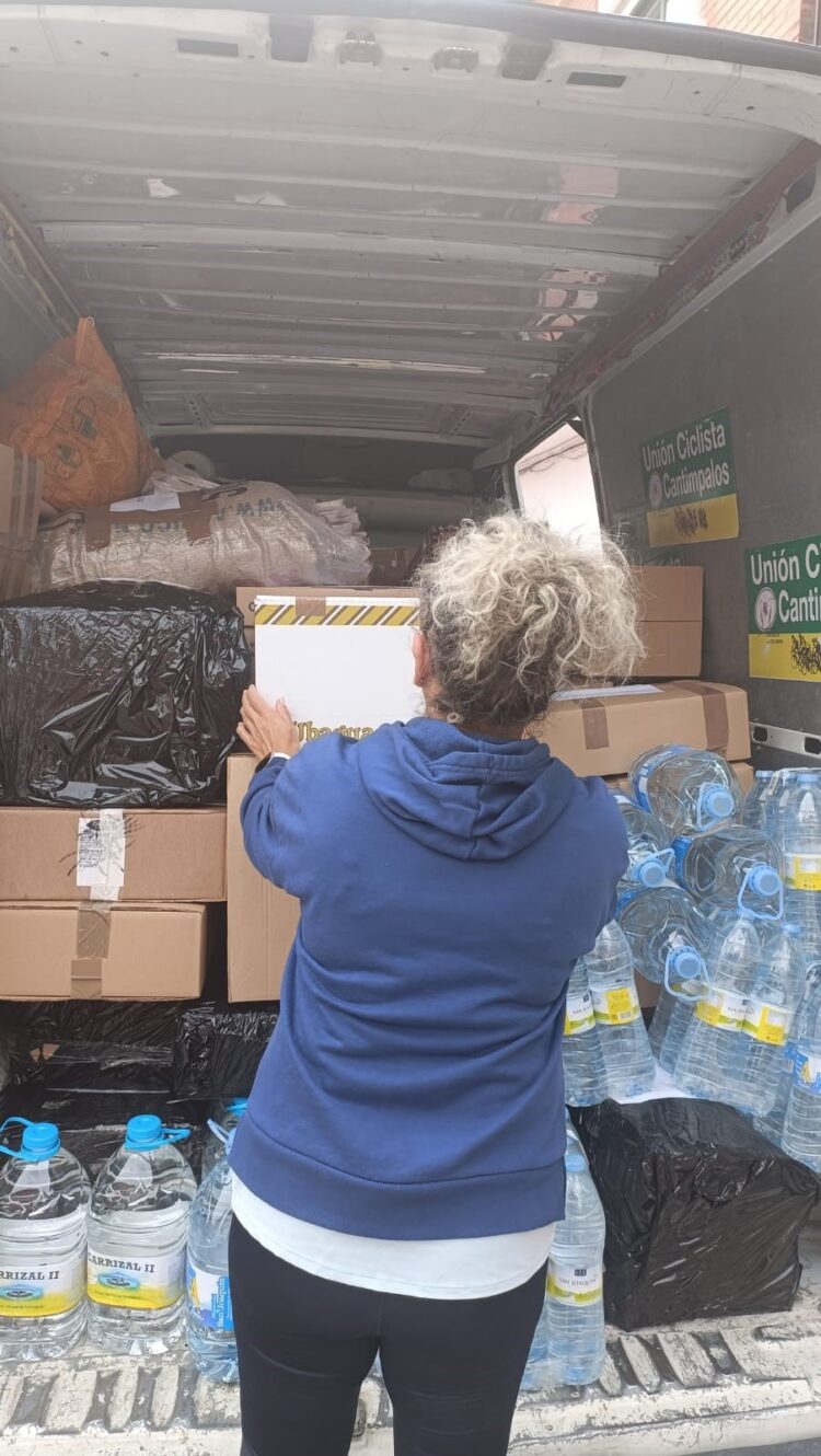 El municipio de Cantimpalos ayuda de forma económica y moral a los afectados por la DANA en Valencia 1 Una voluntaria carga la furgoneta con el material recogido / LOURDES MATARRANZ