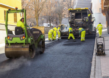 Trabajadores en pleno proceso de asfaltado de una calle en Segovia. / KAMARERO