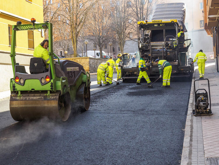 El Ayuntamiento destina más de 41.000 euros a la certificación final del proyecto de asfaltado 1 Trabajadores en pleno proceso de asfaltado de una calle en Segovia. / KAMARERO