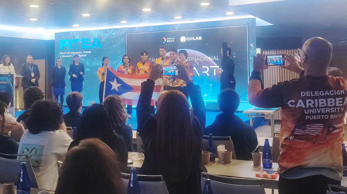 Delegación de la Caribbean University de Puerto Rico recogioendo el premio Reto Marte.