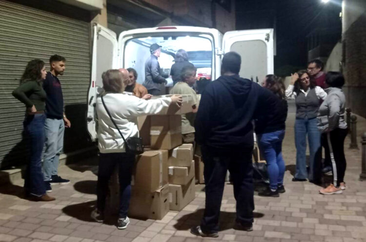 Los vecinos de Nava de la Asunción y de la zona muestran su solidaridad con los pueblos de Valencia 1 Preparación de la carga con destino a Valencia / AMADOR MARUGÁN