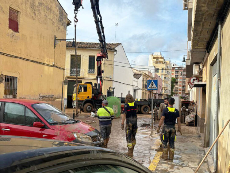 Desplegados nueve guardias civiles de Segovia y tres vehículos en Valencia 1 Trabajos de limpieza en la Comunidad Valenciana tras los efectos de la DANA. / @SEGOVIA_ES