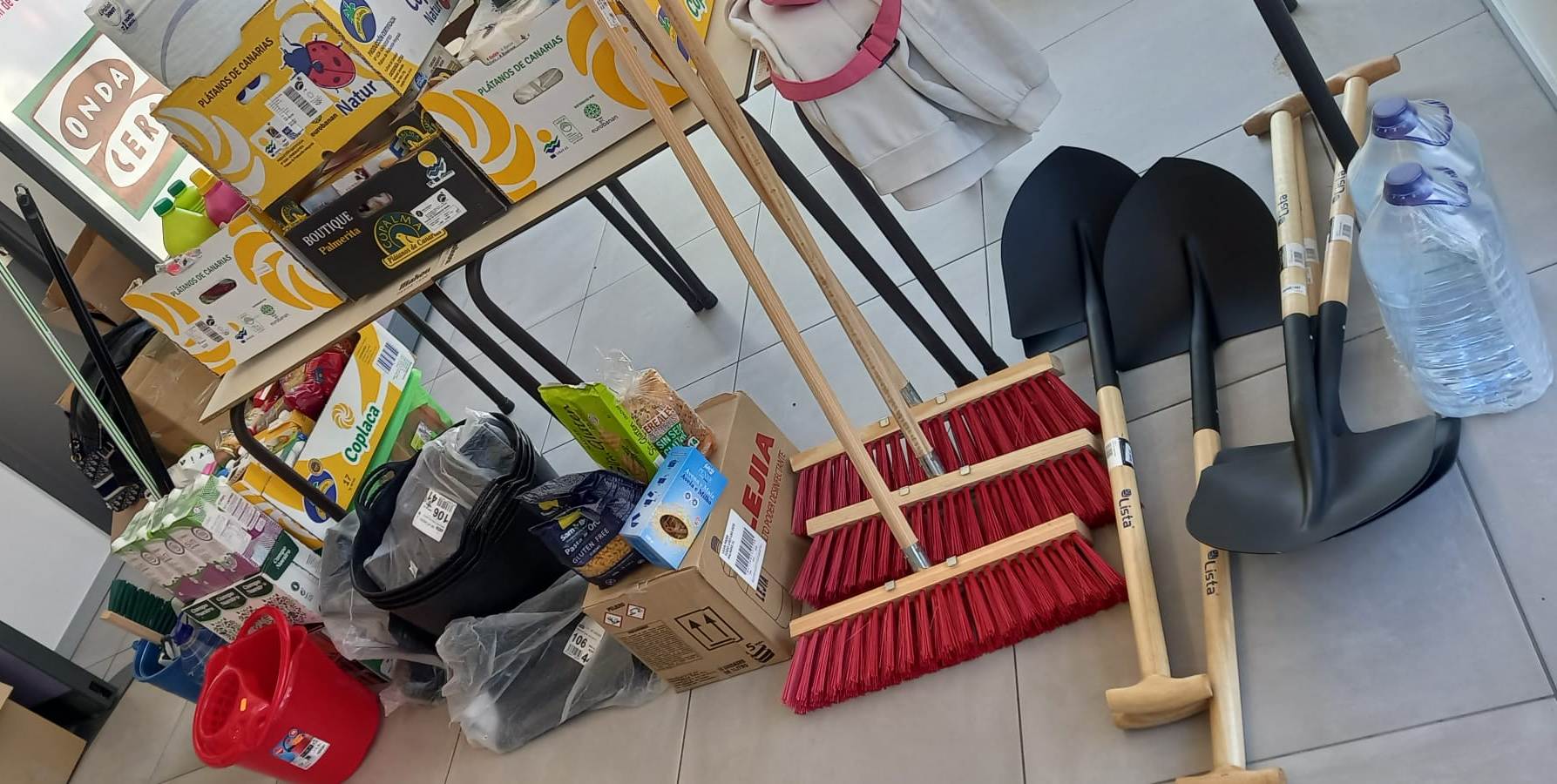 Los vecinos de Nava de la Asunción y de la zona muestran su solidaridad con los pueblos de Valencia 2 Recogida de material / AMADOR MARUGÁN