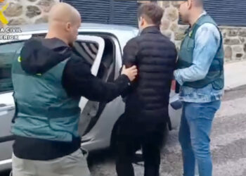 La Guardia Civil detiene a dos personas en Arenas de San Pedro (Ávila) como presuntas autoras de un robo con arma blanca ocurrido en un domicilio.