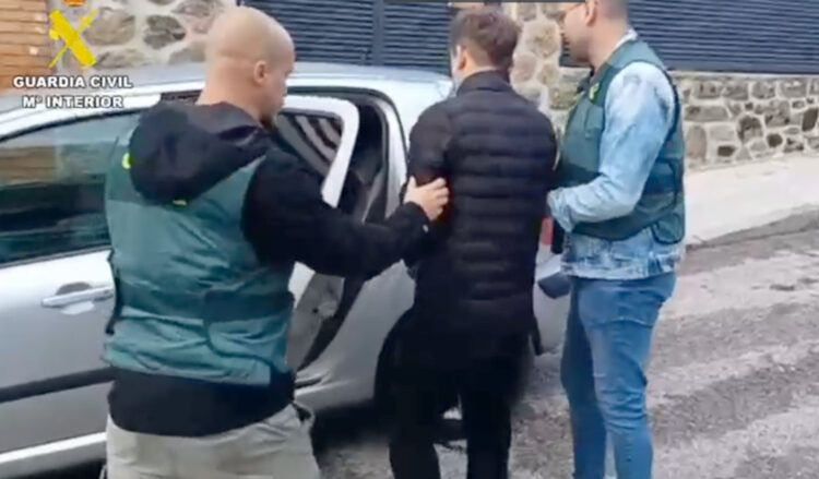 Dos detenidos por el robo con arma blanca en un domicilio de Arenas de San Pedro (Ávila) 1 La Guardia Civil detiene a dos personas en Arenas de San Pedro (Ávila) como presuntas autoras de un robo con arma blanca ocurrido en un domicilio.