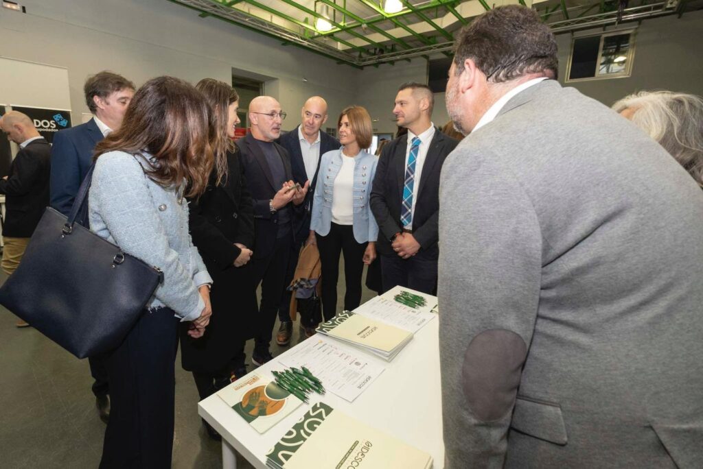 Las autoridades visitan los stands de la Feria / Diputación
