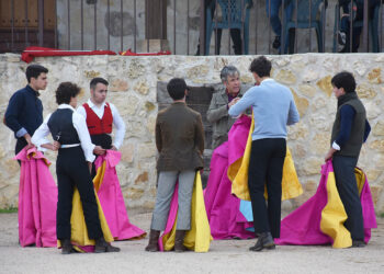 Emilio de Frutos, hablando con los alumnos de la Escuela Taurina Provincial de Segovia. / A.M.