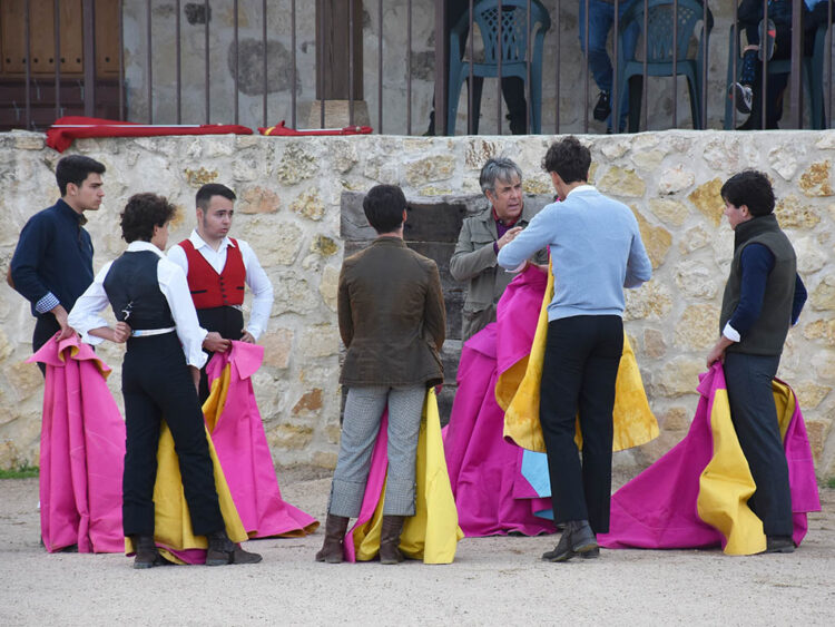 Emilio de Frutos, hablando con los alumnos de la Escuela Taurina Provincial de Segovia. / A.M.