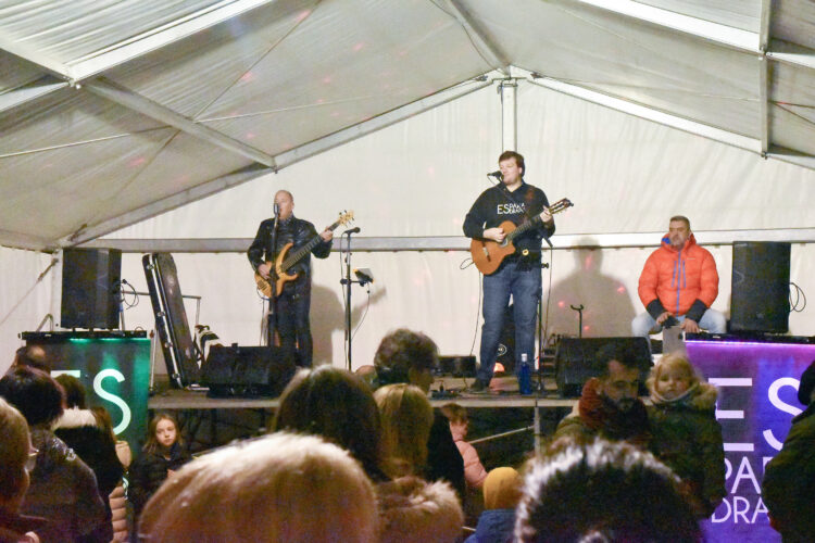 La Lastrilla acoge un festival solidario de música y gastronomía para ayudar al pueblo valenciano 1 Actuación de ‘Esparadrapo’ uno de los grupos que participará en la cita / E.A.