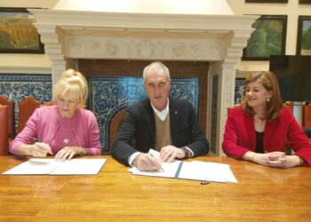 Nélida Cano y José Mazarías firman el acuerdo.