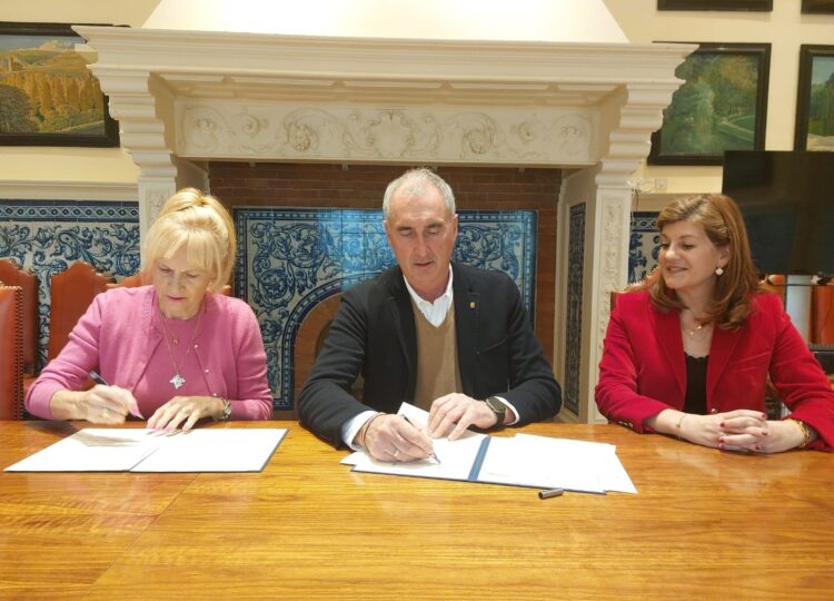 La ciudad se compromete a colaborar con diversas entidades de corte social 1 Nélida Cano y José Mazarías firman el acuerdo.