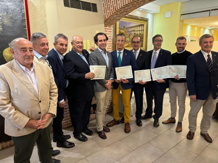 Insignias al honor por la labor de los dentistas 1 Los presidentes galardonados en el acto.