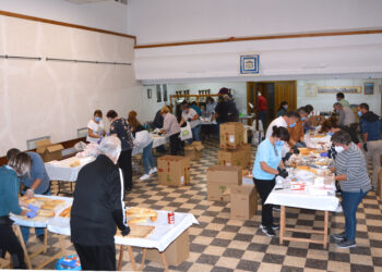 Grupo del voluntariado de Nava preparando más de dos mil bocadillos / AMADOR MARUGÁN