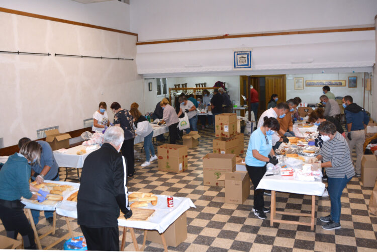 Grupo del voluntariado de Nava preparando más de dos mil bocadillos / AMADOR MARUGÁN