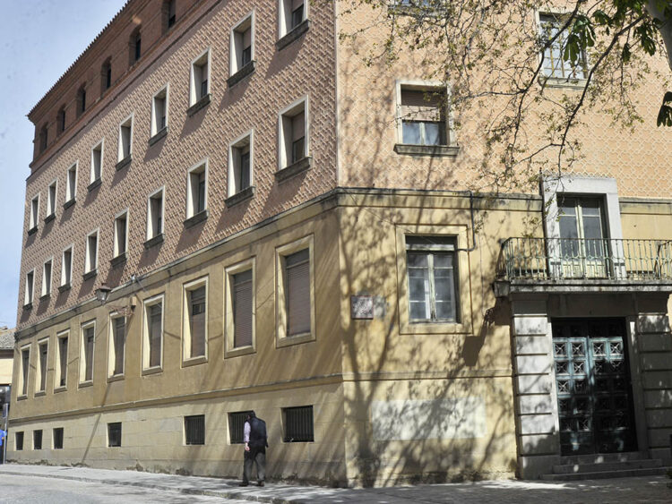 El equipo de Gobierno mantiene su idea de implantar una residencia en el Policlínico 1 Hospital Policlínico de Segovia. / KAMARERO