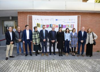 Luis de la Fuente, en el centro, posa con el resto de autoridades presentes en la Feria del Empleo y el Emprendimiento / Cámara de Comercio