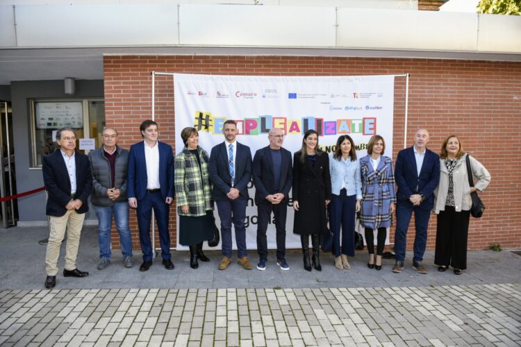 Luis de la Fuente, en el centro, posa con el resto de autoridades presentes en la Feria del Empleo y el Emprendimiento / Cámara de Comercio