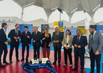 El Consejero de Movilidad participa en la inauguración de la feria.