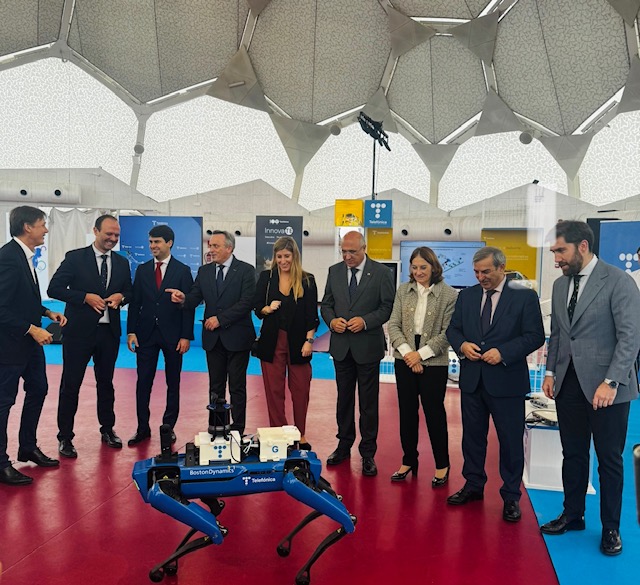 El Consejero de Movilidad participa en la inauguración de la feria.