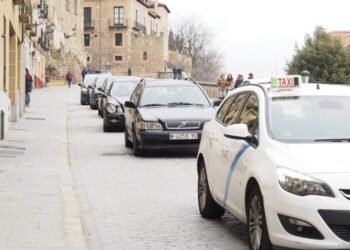 Coches circulando por la cuesta de San Juan en Segovia.