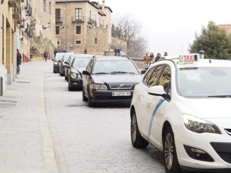 Coches circulando por la cuesta de San Juan en Segovia.