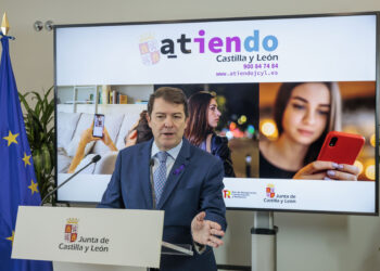 Alfonso Fernández Mañueco durante la inauguración del centro ‘Atiendo’ en Salamanca.