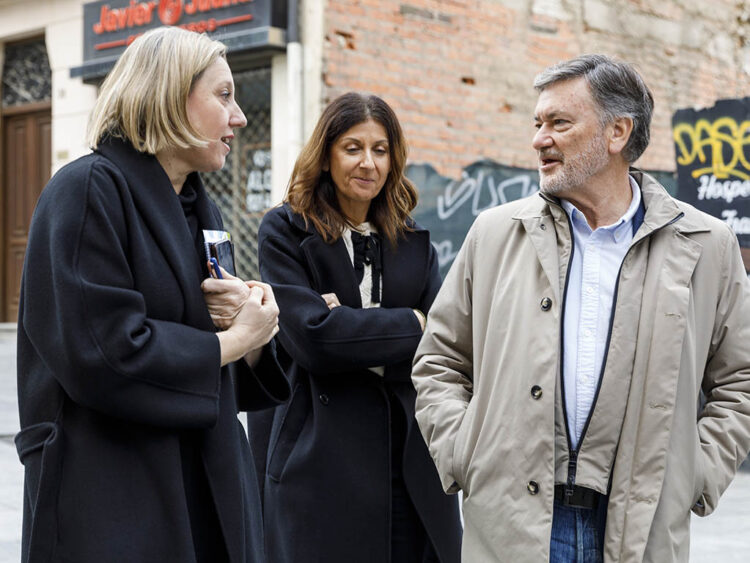 Isabel Blanco, Raquel Alonso y Francisco Vázquez, en Segovia. / NACHO VALVERDE - ICAL