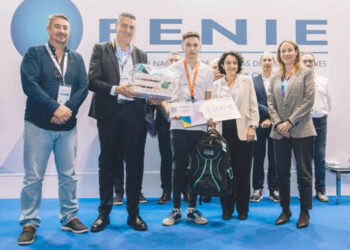 El estudiante del IES ‘María Moliner’ de Segovia Jesús González, con el premio. / JCYL