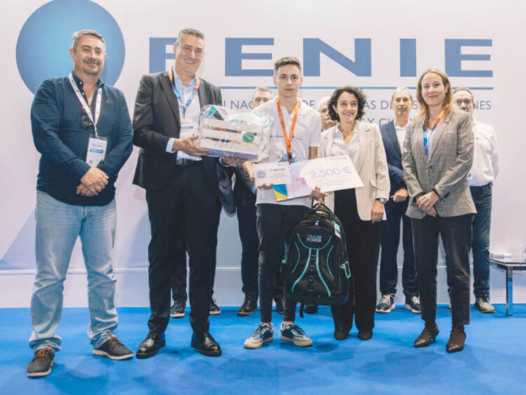 Jesús González, alumno del IES 'María Moliner', gana el Concurso Nacional de Jóvenes Instaladores Eléctricos 1 El estudiante del IES ‘María Moliner’ de Segovia Jesús González, con el premio. / JCYL