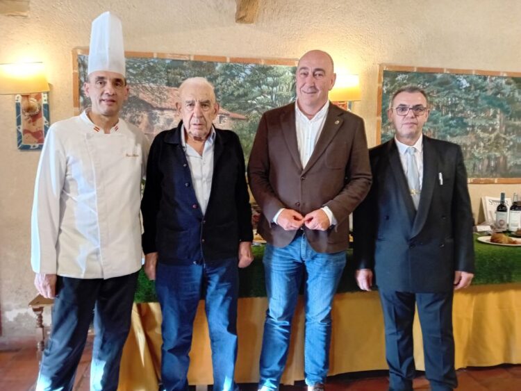 Miguel Ángel de Vicente, en el centro, junto a Primitivo Martín (a su derecha) y parte del equipo de La Matita.