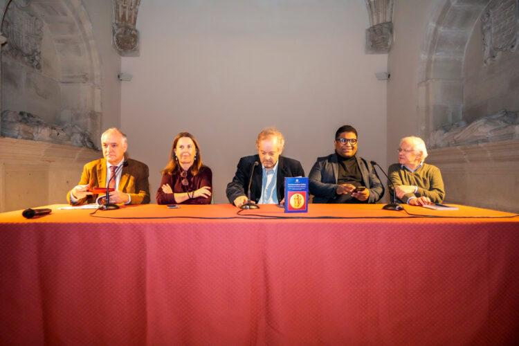 Presentación del libro ‘Los historiadores hablan’ 1 Presentación del libro ‘Los historiadores hablan’, de Mercedes Temboury, en el Museo ‘Esteban Vicente’.