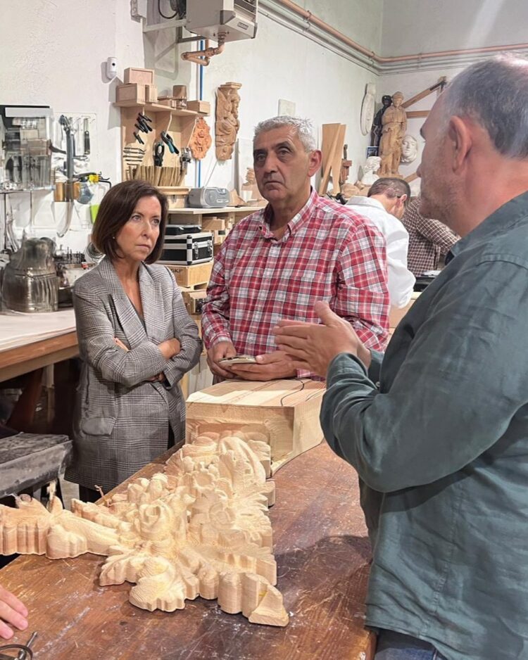 “La artesanía es un sector clave para la identidad cultural de la región” 1 María Pettit, directora general de Comercio y Miguel Ángel Tapia, presidente de Foacal.