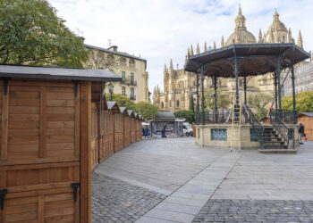 Puestos en la plaza Mayor de Segovia. / KAMARERO
