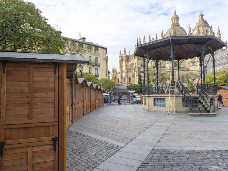 Hermanamiento entre Galicia y Segovia a través de la gastronomía 1 Puestos en la plaza Mayor de Segovia. / KAMARERO