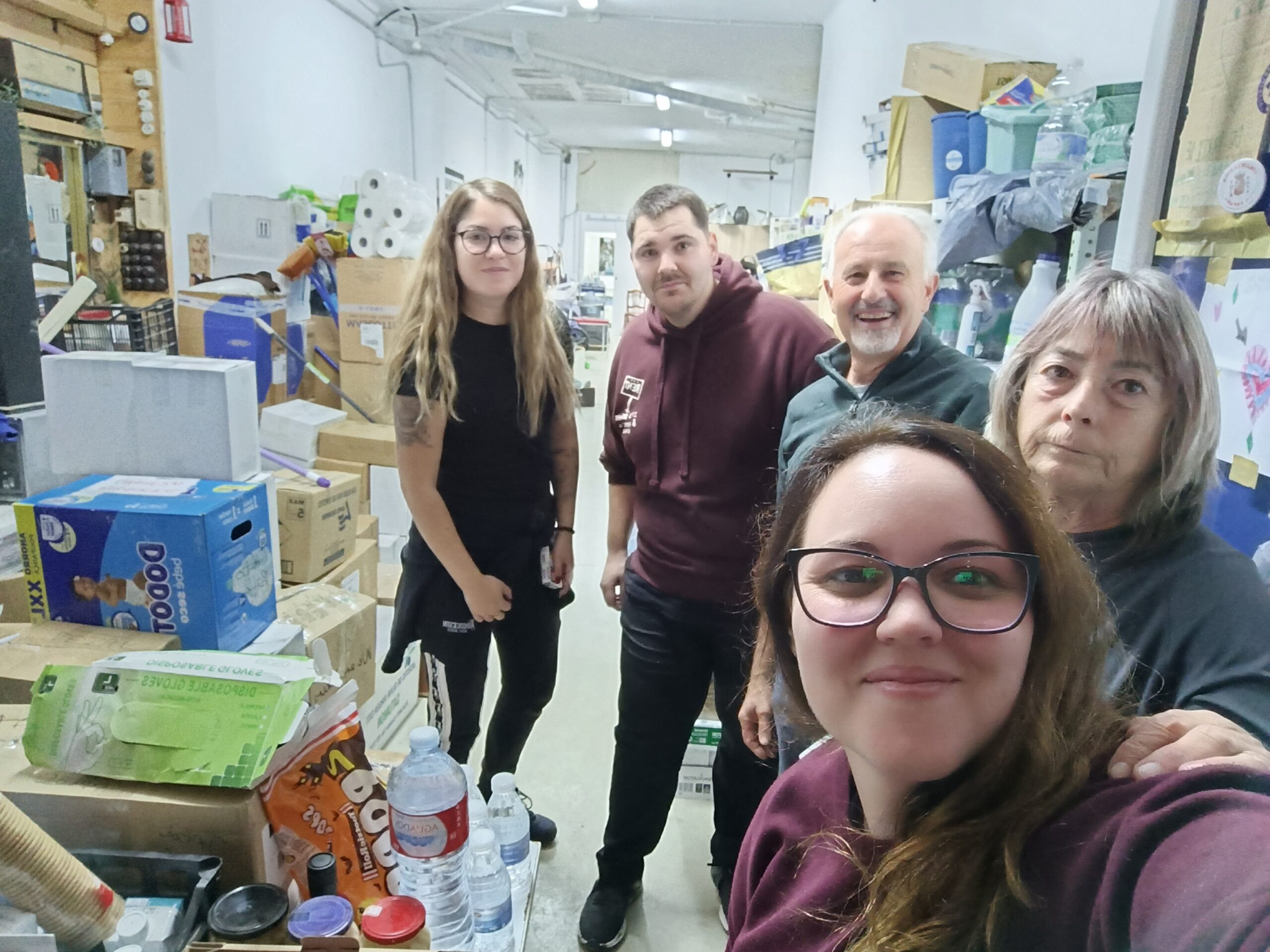 Miembros del convoy humanitario entregando la carga en Catalarroja / AMADOR MARUGÁN